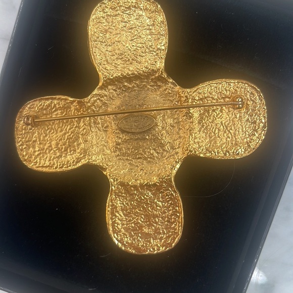 Real deal ALERT RARE circa 1993 Vintage Chanel Maltese Cross pin - Picture 8 of 8